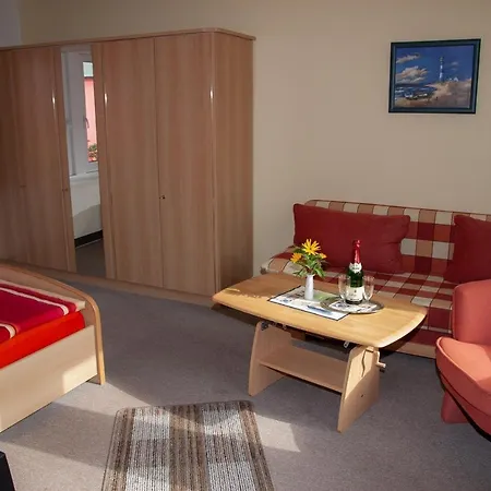 Doppelzimmer-mit-gemeinschaftsbad-fuer-2-personen-auf-ruegen-h4zi4 *